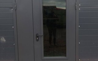 стальная двустворчатая дверь со стеклом