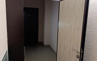 металлическая дверь для тамбура с замком и раздельной ручкой на розетке