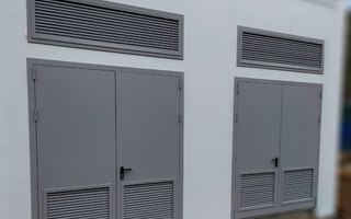 двустворчатая металлическая дверь в техническое помещение ДТХ-3, установка на реальном объекте