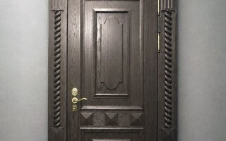 входная дверь с верхней вставкой в новостройку, отделка массивом дерева
